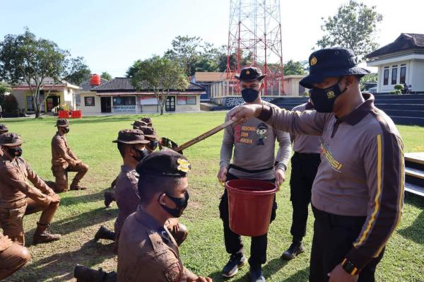 15 Bintara Polri Lulusan 2022 Gelar Tradisi Pembaretan Di Polres Way Kanan