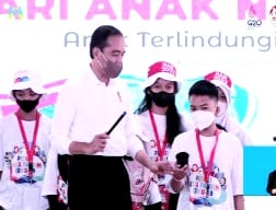 Hadiri Peringatan Hari Anak Nasional, Jokowi Bermain Sulap di Depan Anak-anak