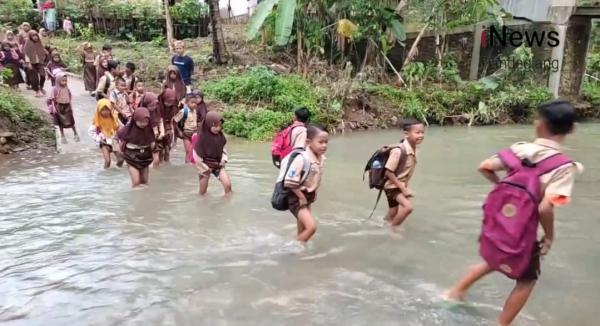 Jembatan Ambrol, Puluhan Siswa Bertaruh Nyawa Menyeberangi Sungai