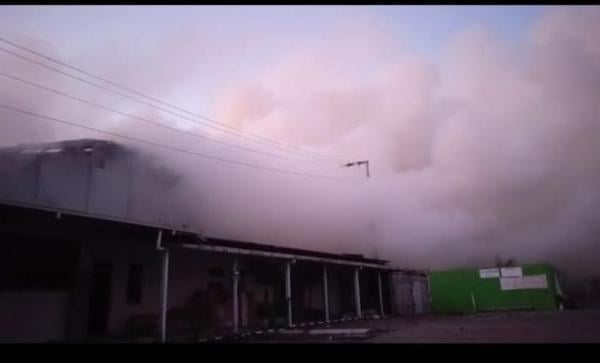 Akibat Kepulan Asap Berbau Menyengat,  Petugas Tunda Olah TKP Kebakaran Pabrik Pupuk di Demak