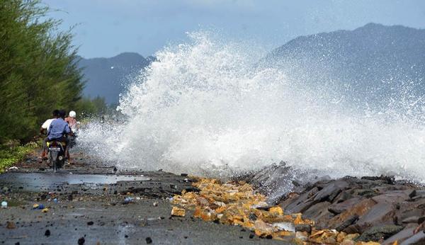 Gelombang Laut Hingga 6 Meter, BMKG : Masyarakat Pesisir Harap Waspada!