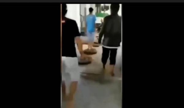 Asyik Berduaan, Oknum Kepala Sekolah dan Guru TK Digrebek Warga di Toilet Masjid
