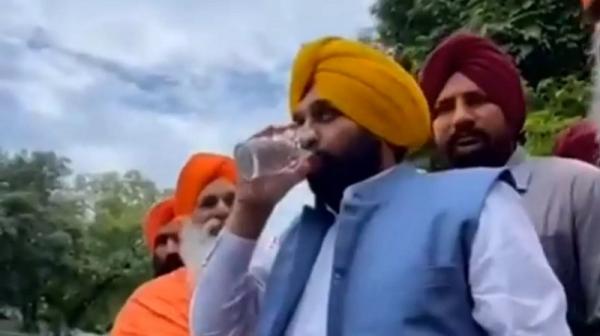 Viral! Nekat Minum Air dari Sungai Suci, Seorang Pejabat India Dilarikan ke Rumah Sakit
