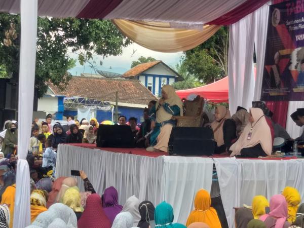 Penceramah Mamah Dedeh di Acara Tabligh Akbar dan Santunan Anak Yatim Duafa