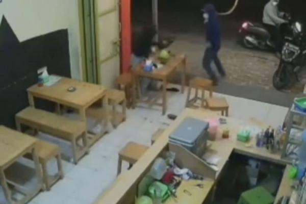 Terekam CCTV, Dua Wanita Sedang Asyik Makan Dibegal di Babelan Bekasi, Pelaku Rampas HP Korban