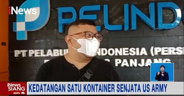Personel TNI Memeriksa Senjata Api Didalam Tricon Container US Army