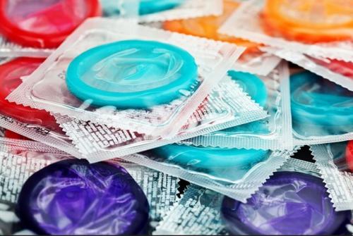 Remaja di Kota India Kecanduan Kondom Rasa