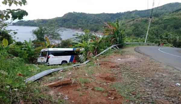 Bus Tabrak Pembatas Jalan Geopark Ciletuh, 1 Tewas 12 Luka 