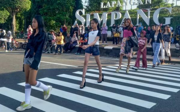 Bambang RSD Gelar Fashion on the Street di CFD Simpang Lima Semarang