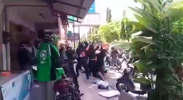 Diduga Rombongan Suporter Sepakbola Ricuh dengan Warga di Gejayan Yogyakarta, Satu Motor Rusak