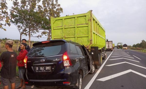 Minibus Tabrak Dumptruk di Tol Cipali KM 132.300, Pengemudi Tewas