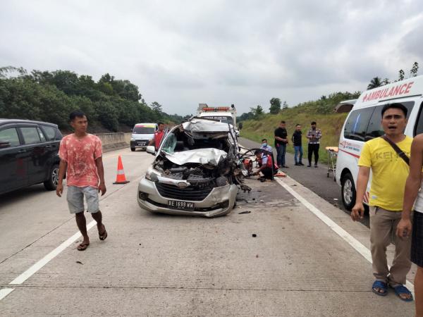 Toyota Avanza Tabrak Fuso yang Berada di Depannya di Tol Lampung, 2 Orang Tewas dan 2 Luka Berat