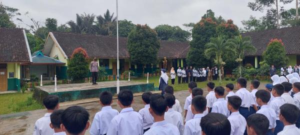 Polisi Memberikan Beberapa Pesan Kepada Para Siswa SMPN 1 Banjarwangi