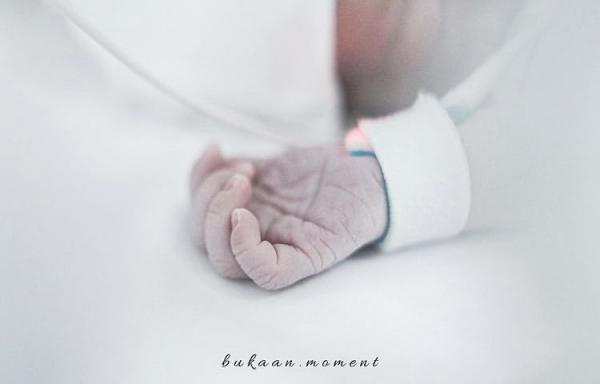 Ria Ricis Lahirkan Anak Pertama, Teuku Ryan Unggah Tangan Sang Putri