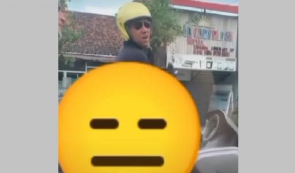 Astaga! Viral Bule Kencing di Motor Sambil Tunggu Lampu Merah di Bali