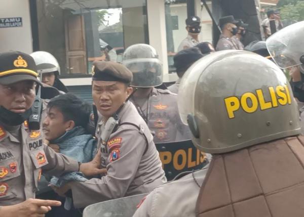Ricuh saat Demo, Dua Mahasiswa Diamankan