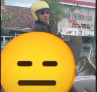 Tunggu Lampu Merah, Bule Tak Ada Akhlak Kencing Sambil Naik Motor di Bali