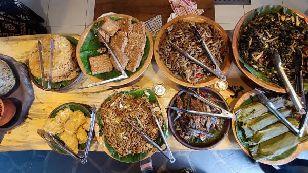 Di Tungkubumi, Kita Disandera Kehangatan Suasana dan Makanan