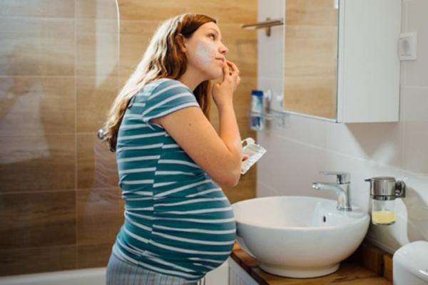Catat Ya Bun! Berikut Lima Bahan Skincare dan Kosmetik yang Harus Dihindari Ibu Hamil