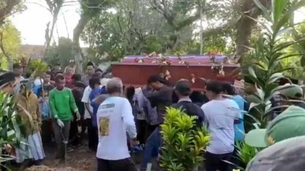 Pemakaman Jenazah Korban Mutilasi di Semarang Diwarnai Tangis Histeris