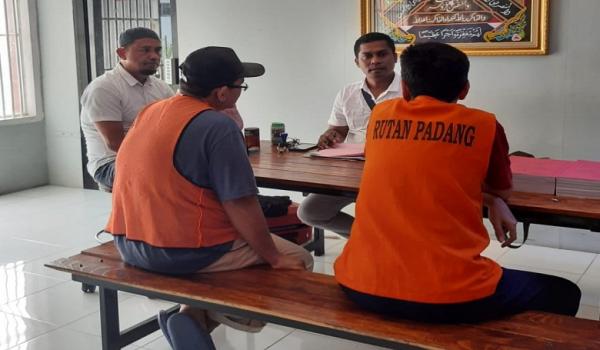 Penyidik Kejari TTU Serahkan TSK dan BB di Rutan Padang Sumatera Barat