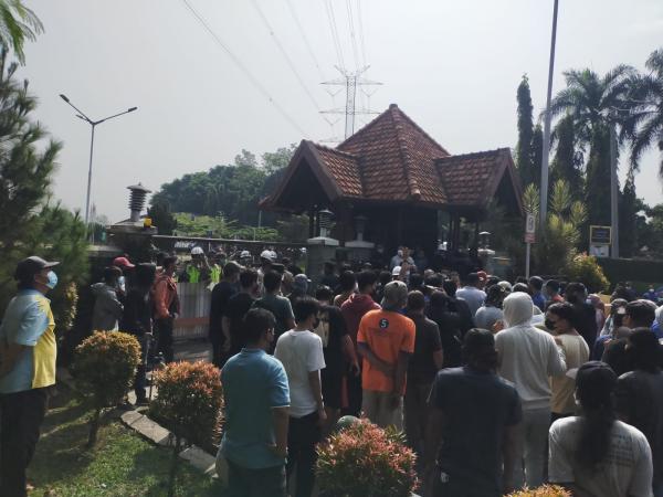 Diduga Kerap Keluarkan Bau Menyengat, Ratusan Warga Cileungsi Gelar Demo di Pabrik