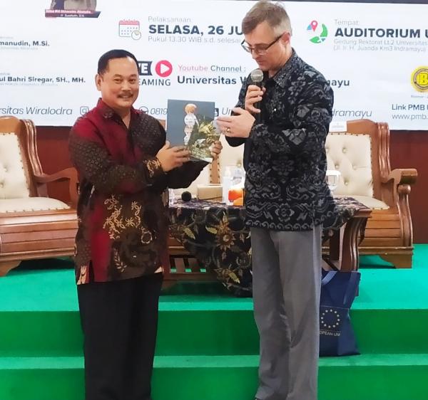 Diskusi dan Bedah Buku Karya Prof. Yuddy Crisnandi, Cinta Keduaku Berlabuh di Ukraina