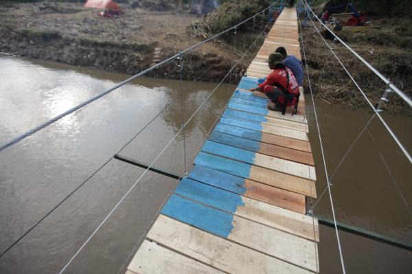 Dibangun 4 Hari, Jembatan Penghubung Kecamatan Banyuresmi dan Karangpawitan Kini Dapat Dilalui