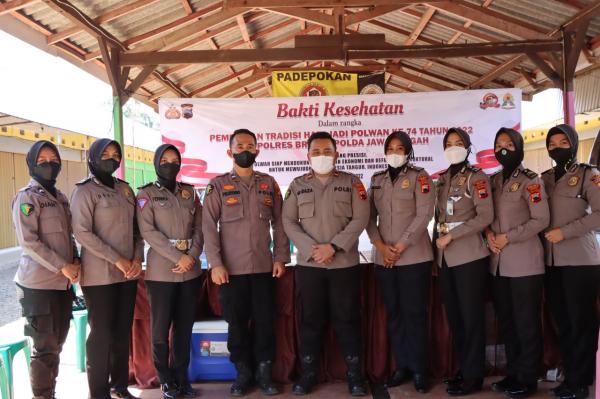 HUT Polwan ke-74, Polwan Polres Brebes Gelar Pengobatan Gratis