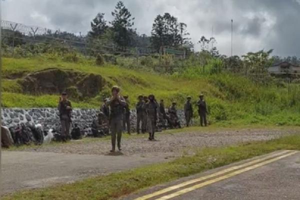 Astaga! Prajurit TNI AD Terluka Ditembak Oknum Anggota Satgas Brimob Damai Cartenz
