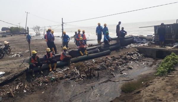 Banjir Rob Robohkan Belasan Tiang Listrik Milik PLN di Bibir Pantai Sedari