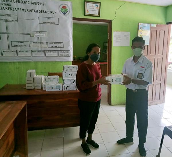 Cegah Covid-19, Desa Dirun Bagikan Masker untuk Siswa SMAN 1 Weluli