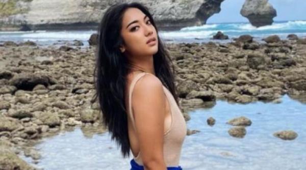 Anindita Hidayat Pamer Body Goals di Pantai, Netizen: Putri Duyung Hot Terdampar