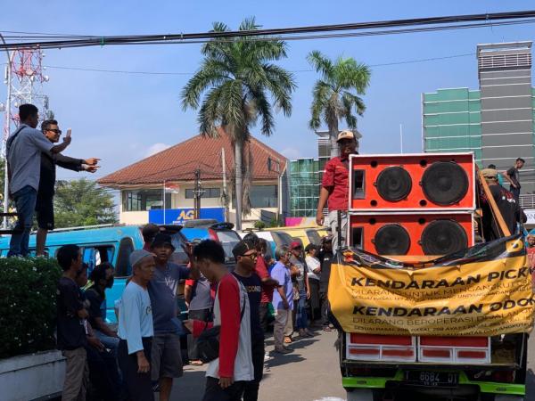 Penghasilan Turun Drastis, Sopir Angkot Tuntut Pemkab Karawang tertibkan Mobil Dora