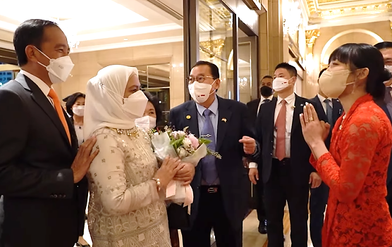 Tiba di Seoul, Presiden Jokowi dan Ibu Iriana Disambut Dita Karang Secret Number