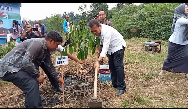 Jaga Kelestarian SDA, Wabup dan Kajari Pidie Jaya Tanam Pohon dan Lepas Bibit Ikan Ke Sungai