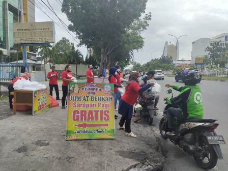 Barisan Puan Maharani Berbagi Makanan dengan 'Wong Cilik' di Pekanbaru