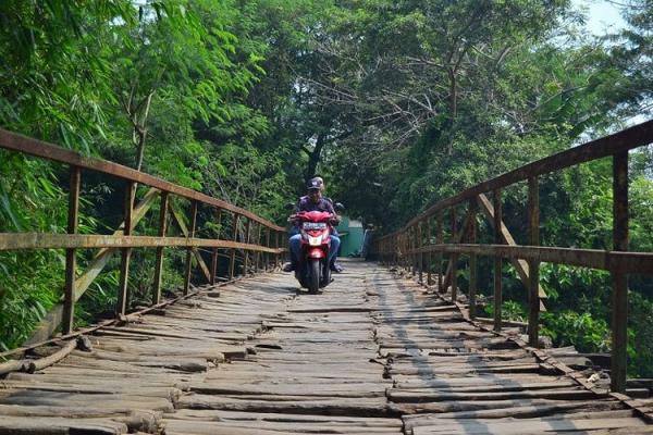 Miris! Jembatan Kijamak Penyambung Kabupaten Serang dan Tangerang Rusak Parah