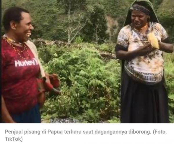 Saat Dagangannya Diborong, Ibu Penjual Pisang di Papua Terharu! Videonya Viral