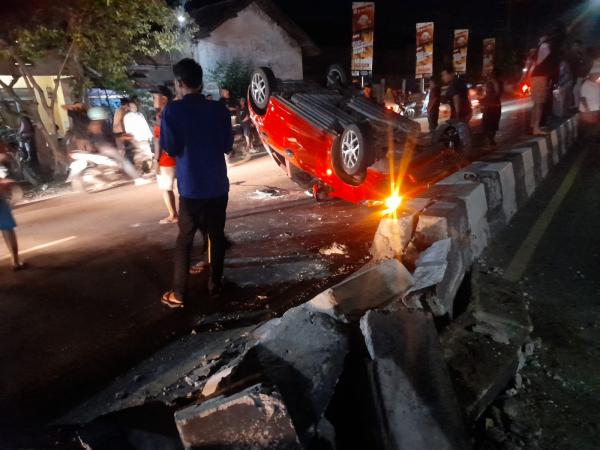 Mobil Terguling di Jalan Raya Gunung Jati Cirebon, 5 Penumpang Dilarikan Ke Rumah Sakit