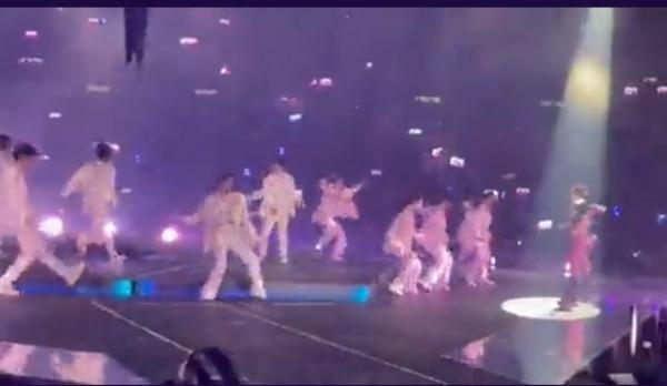 Seluruh Anggota Boyband Mirror Selamat dalam Insiden LED Screen Jatuh saat Konser