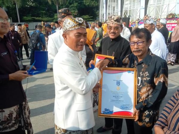 Hari Jadi Cirebon ke 653, Prabu Diaz Terima Penghargaan Cirebon Award