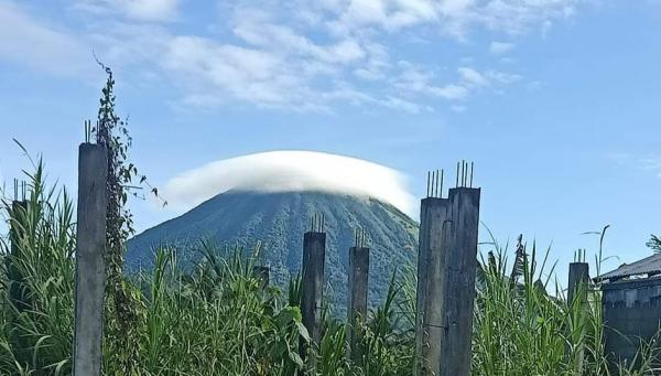 Viral! Fenomena Awan Tutupi Puncak Gunung Lokon Mirip Topi Kejutkan Warga, Begini Penampakannya