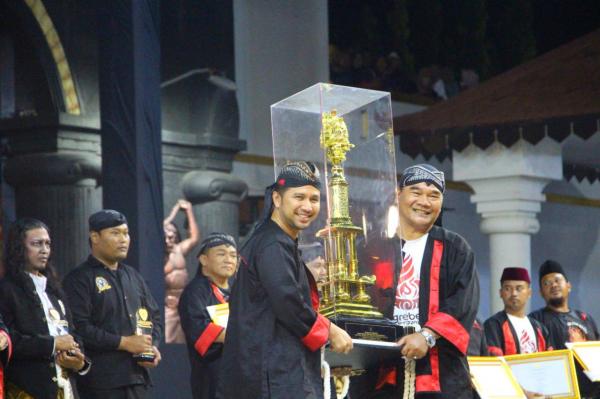 Wagub Jatim Serahkan Piala Presiden Pemenang Festival Reog Nasional