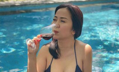 Tante Ernie Berbasah-basah Sambil Minum di Pinggir Kolam, Netizen: Penyemangatku