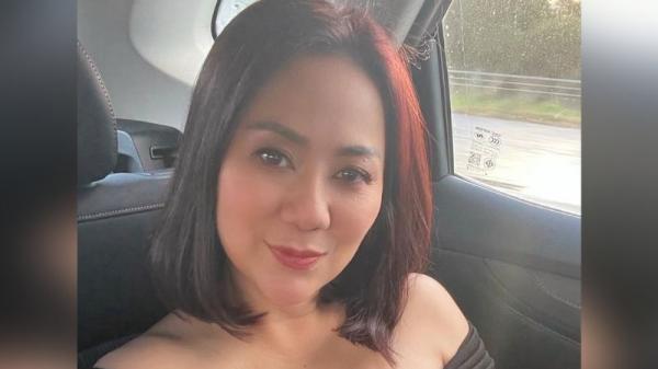 Mengintip Gaya Seksi Tante Ernie Pose di Mobil, Netizen: Gagal Fokus!