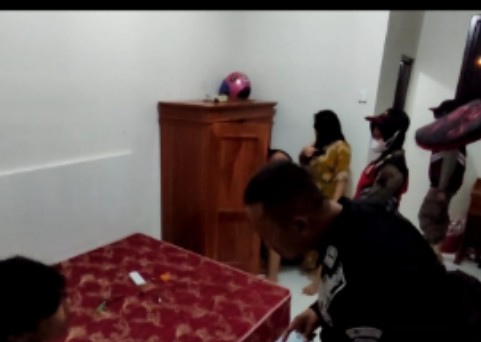 Sejumlah Pasangan Mesum dan PSK Diamankan Petugas Dari Hotel Di kawasan Gronggong Cirebon