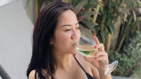 Gaya Tante Ernie: Pakai Bikini Sambil Minum Wine, Netizen Sebut Hot