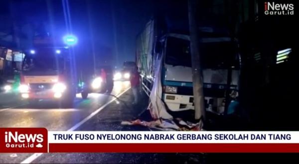 Ditinggal Sopir Saat Memeriksa Kondisi Mesin, Truk Fuso Nyelonong Nabrak Gerbang Sekolah dan Tiang