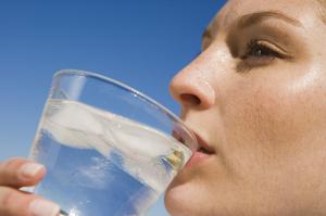 Apa Boleh Minum Obat Pakai Air Dingin? Cek Faktanya Disini